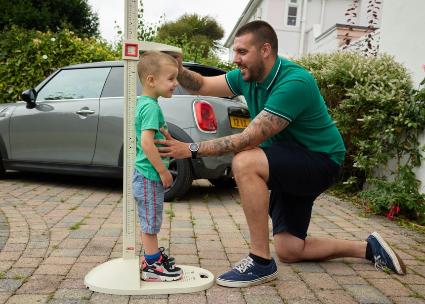 Measuring your child to choose the right car seat for them